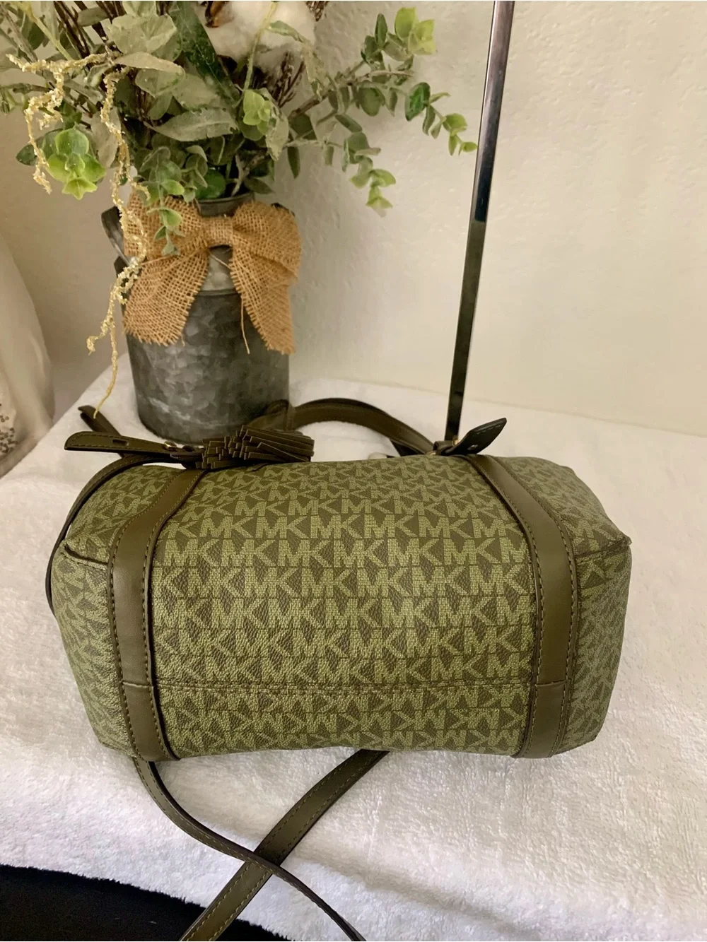 Michael Kors Olive Signature Sullivan
Convertible Tote Tote with Gold Hardware - Picture 6 of 10